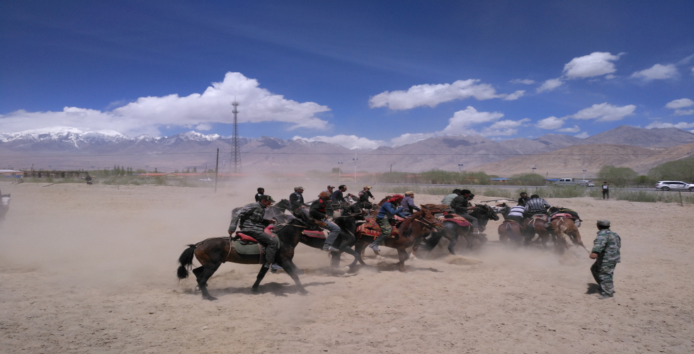 新疆喀什旅游包车队——13899198316