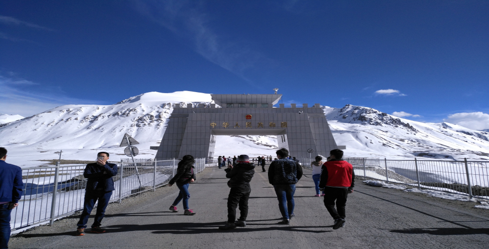 新疆喀什旅游包车队——13899198316 